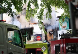 ހެންވޭރު ސޯސަން މަގު ކޮޅުގައިހުންނަ ގާމަގު ކެފޭގައި އަލިފާން ރޯވެ ހިނގި ހާދިސާ/ ފޮޓޯ: އަދަދު