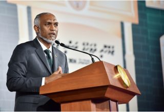ރައީސުލްޖުމްހޫރިއްޔާ ޑރ. މުހައްމަދު މުއިއްޒު  ޖުމްހޫރީ ދުވަހުގެ މުނާސަބަތުގައި ބޭއްވި ޖަލްސާގައި ވާހަކަފުޅު ދައްކަވަނީ/ ފޮޓޯ: ރައީސް އޮފީސް