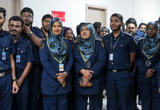އިމިގްރޭޝަންގެ ޓީމާއިއެކު އާގިސާ ހުންނަވަނިކޮށް: ފޮޓޯ/ އިމިގްރޭޝަން