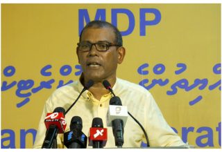 ރޭ އެމްޑީޕީގެ ދަނޑިކޮށި ޖަގަހައިގައި ބޭއްވި ހާއްސަ ޖަލްސާގައި އެމްޑީޕީ ގެ ޗެއާޕާސަން އަދި ކުރީގެ ރައީސް މުޙައްމަދު ނަޝީދު ވާހަކަފުޅު ދައްކަވަނީ