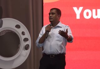 ރައްޔިތުންގެ މަޖިލީހުގެ ޗީފް އޮފް ބިއުރޯގެ މަގާމުގައި މި ވަގުތު ހުންނެވި އަހްމަދު ނިހާން ހުސައިން މަނިކް