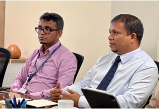 ފިނޭންސް މިނިސްޓަރު ޑރ. މުހައްމަދު ޝަފީގާއި  ފިނޭންސް މިނިސްޓަރުގެ އެޑްވައިޒަރ އަހުމަދު މުނައްވަރު/ ފޮޓޯ: ފިނޭންސް