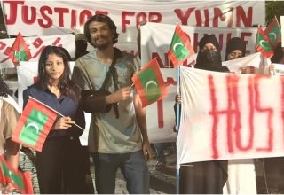 ޝިމަން އާއި މަހްޒޫމް ޒުވާނުންގެ މުޒާހަރާއާ އަލުން ގުޅުމަށްފަހު ނަގާފައިވާ ފޮޓޯ އެއް --- ފޮޓޯ: ސޯޝަލް މީޑިއާ