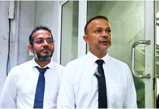 ބައްދަލުވުމަށް ފަހު އަލީ ހުސެއިން މީޑިއާތަކަށް މައުލޫމާތު ދެއްވަނީ/ ފޮޓޯ: ސަންގު