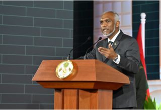 ރައީސުލްޖުމްހޫރިއްޔާ ޑރ. މުހައްމަދު މުއިއްޒު  ޖުމްހޫރީ ދުވަހުގެ މުނާސަބަތުގައި ބޭއްވި ޖަލްސާގައި ވާހަކަފުޅު ދައްކަވަނީ/ ފޮޓޯ: ރައީސް އޮފީސް