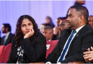 ސުޕްރީމް ކޯޓުގެ ފަނޑިޔާރުކަމުން ވަކިކުރި ޑރ. އަޒްމިރަލްދާ ޒާހިރާއި، މަހާޒް އަލީ ޒާހިރު/ ފޮޓޯ: މިހާރު