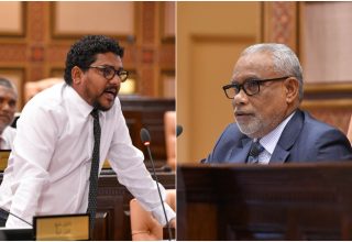 ރައްޔިތުންގެ މަޖިލީހުގެ ރައީސް އަބްދުއްރަހީމް އަބްދުﷲ އާއި ކެންދޫ ދާއިރާގެ މެމްބަރު މައުރޫފް ޒާކިރު/ ފޮޓޯ: މަޖިލިސް