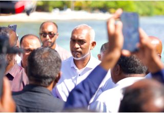 ބައްދަލުވުމަށް ފަހު ރަތްމަންދޫގެ ބައެއް ރައްޔިތުން ރައީސް މުއިއްޒާއި ވަހަކަ ދައްކަނީ/ ފޮޓޯ: ނިއުމަތުﷲ އިބްރާހިމް