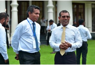 ކުރީގެ ރައީސް މުހައްމަދު ނަޝީދާއި، އައްޑޫ ސިޓީގެ ކުރީގެ މޭޔަރު އަބްދުﷲ ސޯދިގު (ސޯބެ)/ ފޮޓޯ: ވިޔަވަތި ފޯރަމް