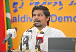 އާރުޑީސީގެ ކުރީގެ މެނޭޖިން ޑިރެކްޓަރު މޫސާ އަލީ މަނިކު (މޫކޭ) ނޫސްވެރިންނަށް މައުލޫމާތު ދެއްވަނީ/ ފޮޓޯ: އެމްޑީޕީ