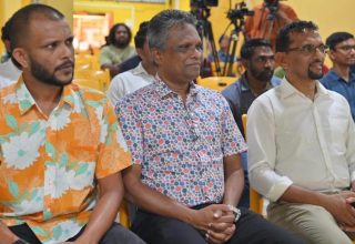 ޑރ ޑީޑީ، މޭޔަރު އާޒިމް، ކުރީގެ މެމްބަރު ޔާސިރު: ފޮޓޯ/ އެމްޑީޕީ