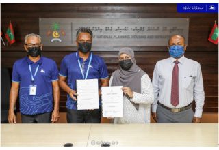 މިނިސްޓްރީ އޮފް ނޭޝަނަލް ޕްލޭނިންގ، ހައުސިންގ އެންޑްއިންފްރާސްޓްރަކްޗަރ އިން އެމްޓީސީ އާއި މަސައްކަތް ހަވާލުކުރުން/ ފޮޓޯ:- އެމްޓީސީސީ