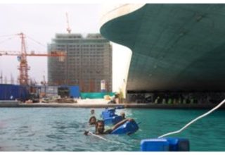 ހުޅުމާލޭ ޗެނަލްގެ ތެރެއަށް އޮއިވަރާއެކު ޖަމާވާ ކުނި މަދުކުރުމަށްޓަކައި އެތަނުގައި ދާ ޖެހުމުގެ މަސައްކަތް އަންނަނީ ކުރަމުން. --ފޮޓޯ:ޗް.ޑީ.ސީ