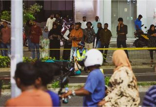 އެކްސިޑެންޓު ހިނގި ސަރަހައްދުގައި ފުލުހުން ހަރަކާތްތެރިވަނީ/ ފޮޓޯ: ދުވެލި