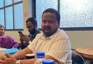 ލައިވްކުރުމުގެ ބަދަލުގައި މުންދު ކޮފީ މޭޒުގައި ބޭއްވި ނޫސްވެރިންގެ ބައްދަލުވުން