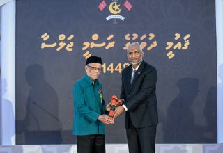 ކަށިމާ އަހުމަދު ޝާކިރަށް ނިޝާން ދިޔަމިގިލީގެ އިއްޒަތުގެ ޝަރަފު އެރެވުން -- ފޮޓޯ: ރައީސް އޮފީސް