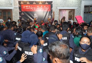 މިދިޔަ ދައުރުގައި ޕީޕީއެމްއިން ބޭއްވި މުޒާހަރާއެއް ކޮންޓްރޯލުކުރަން ފުލުހުން ހަރަކާތްތެރިވަނީ