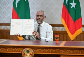 ރައީސް މުއިއްޒު ބޭރު ފައިސާއާ ބެހޭ ބިލު ތަސްދީގުކުރެއްވުން -- ފޮޓޯ: ރައީސް އޮފީސް
