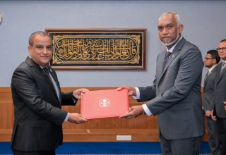 އެލްޖީއޭއަށް ނިމާލް އައްޔަންކުރައްވައި ފަތްކޮޅު އަރުވަނީ؛ ފޮޓޯ: ރައީސް އޮފީސް