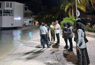 އާޓިފިޝަލް ބީޗުގެ މޫދު ތަޣައްޔަރުވުމުން މާލޭ ސިޓީ ކައުންސިލުގެ އޮފިޝަލުން އެތަން ބައްލަވާލައްވަނީ -- ފޮޓޯ: ސިޓީ ކައުންސިލް