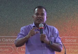 އެމްޑީޕީގެ ރަށްވެހި ތަރައްގީ ފޯރަމްގައި އައްޑޫ ސިޓީގެ މޭޔަރު ޕްރެޒެންޓޭޝަން ހުށަހަޅުއްވަނީ