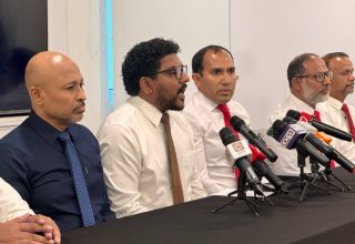 "ދިވެހީންގެ ބިން ދިވެހީންނަށް" އެ ޝިއާރުގެ ދަށުން ދިވެހި ރައްޔިތުންގެ ގައުމީ ހަރަކާތެއް ފަށަން ނިންމާފައިވަކަން އިއުލާނިކުރި ނޫސްވެރިންގެ ބައްދަލުވުން -- ފޮޓޯ/ ސަންގު