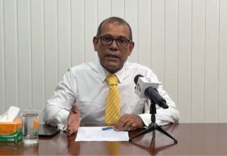 އައްޑު އަތޮޅު ހުޅުދޫގައި އެމްޑީޕީގެ ޗެއާޕާސަން މުހައްމަދު ނަޝީދު ބޭއްވި ނޫސްވެރިންގެ ބައްދަލުވުމުގެ ތެރެއިން --