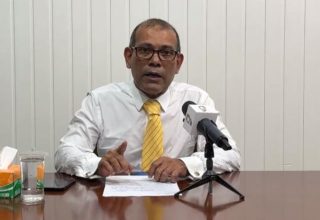 އައްޑު އަތޮޅު ހުޅުދޫގައި އެމްޑީޕީގެ ޗެއާޕާސަން މުހައްމަދު ނަޝީދު ބޭއްވި ނޫސްވެރިންގެ ބައްދަލުވުމުގެ ތެރެއިން --