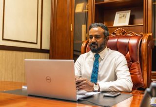 ކައުންސިލްތަކާއެކު ބޭއްވި އޮންލައިން ބައްދަލުވުމުގައި މޭޔަރ އާތިފް