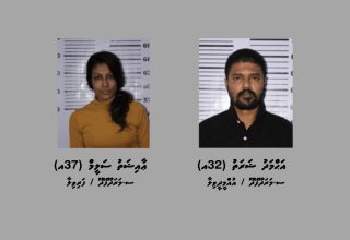 ކޯޓު އަމުރަކަށް ބަންދުކޮށްފައިވާ ގެއަކަށް ވަން މައްސަލައިގައި ހައްޔަރުކުރި ދެ މީހުން.-- ފޮޓޯ: ފުލުހުން