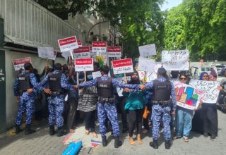 ސީލައިފްއިން ފުލެޓް ގަތުމަށް ފައިސާ ދެއްކި ބަޔަކު ކުރި މުޒާހަރާއެއްގެ ތެރެއިން