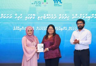 ހެލްތު މިނިސްޓަރު ގީލާ އަލީ އެމްބިއުލާންސްތައް ހަވާލުކުރައްވަނީ -- ފޮޓޯ: ހެލްތު މިނިސްޓްރީ