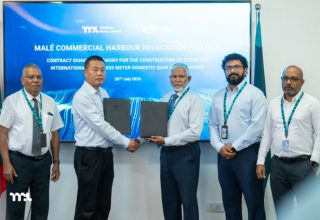 އިންޓަރނޭޝަނަލް އަދި ޑޮމެސްޓިކް ކީ-ވޯލްގެ މަސައްކަތް ހަވާލުކުރުމުގެ އެއްބަސްވުމުގައި އެމްޕީއެލްއާއި ޗައިނާގެ ހާބާ އިންޖިއަރިން ކޮމްޕެނީ، ސީ.އެޗް.އީ.ސީއާ ދެމެދު އެއްބަސްވުމެއްގައި ސޮއިކުރުން