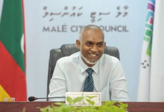 ރައީސް ޑރ. މުހައްމަދު މުއިއްޒު މާލޭގެ މޭޔަރުގެ މަގާމުގައި ހުންނެވިއިރު ކައުންސިލްގެ ބައްދަލުވުމެއްގެ ތެރެެއިން -- ފޮޓޯ: ސިޓީ ކައުންސިލް
