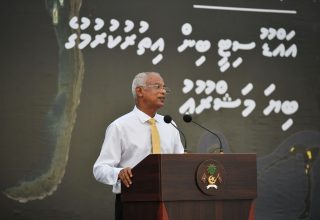 އައްޑޫގެ ބިން ހިއްކުމުގެ މަޝްރޫއު އިފްތިތާހު ކޮށްދެއްވުމުގެ ރައްމިއްޔާތުގައި ރައީސް ސާލިހް / ފޮޓޯ: ރައީސް އޮފީސް