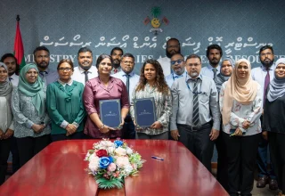 ބެޗްލަރސް ޑިގްރީ އިން ފިޝަރީޒް އެންޑް އެކުއާކަލްޗަރ ކޯހުގެ މަންހަޖު އެކުލަވާލުމަށް މޯލްޑިވްސް ނޭޝަނަލް ޔުނިވަރސިޓީ އާ ދެމެދު އެއްބަސްވުމެއްގައި މިއަދު ސޮއި ކުރުން.