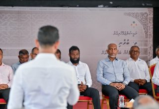 ރައީސުލްޖުމްހޫރިއްޔާ ޑރ. މުހައްމަދު މުއިއްޒު ތ. ބުރުނީގެ ރައްޔިތުންނާއި ބައްދަލު ކުރެއްވުން/ ފޮޓޯ: ރައީސް އޮފީސް