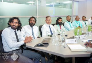 ސައްޚަ ލިޔެކިޔުންތައް ނެތި ރ. އަތޮޅުގައި ބިދޭސީން މަސައްކަތް ކުރަމުން އަންނަ މައްސަލަ ބޮޑުވެ އެކަމަަށް ހައްލު ހޯދުމަށް ބޭއްވި ބައްދަލުވުން/ ފޮޓޯ: އިމިގްރޭޝަން