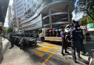 ގަވައިދާއި ހިލާފަށް ޕާކުކޮށްފައި ހުންނަ އުޅަނދުތައް ފުލުހުން ޓޯކުރަނީ/ފޮޓޯ: ފުލުހުން
