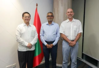 ޝަންގްރިއްލާ ހުޅުވުމުގެ ތައްޔާރީތަކާ ގުޅޭގޮތުން މަޝްވަރާކުރުން/ ފޮޓޯ: ޓޫރިޒަމް މިނިސްޓްރީ