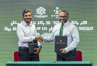ދާރުލް އަރްޤަމް އެއްބަސްވުމުގައި އިސްލާމީ ކަންތައްތަކާ ބެހޭ ވުޒާރާގެ ވަޒީރު ޑރ. މުޙައްމަދު ޝަހީމް އަލީ ސަޢީދާއި އާރްސީސީގެ ޑެޕިއުޓީ މެނޭޖިން ޑިރެކްޓަރު އާދަމް ރަޚީމް---ފޮޓޯ: އިސްލާމިކް މިނިސްޓްރީ