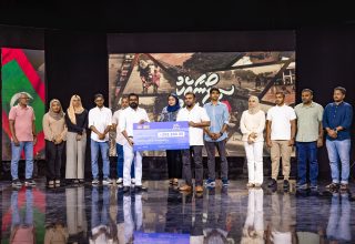 ސިލޯނާއެކު ދިވެހީން ތެލެތޯންއަށް ސްޓެލްކޯގެ ފަރާތުން ދެ ލައްކަ ފަންސަވީސް ހާސް ރުފިޔާ ހަދިޔާ ކުރުން/ ފޮޓޯ: ސްޓެލްކޯ