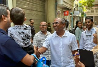 އަލީ އާޒިމް ދޮރުން ދޮރަށް ކެމްޕެއިން ގެ ތެރެއިން --- ފޮޓޯ: އާޒިމް ކެމްޕެއިން ޓީމް