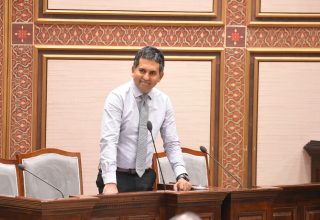 އިކޮނަމިކް މިނިސްޓަރ މުހައްމަދު ސައީދު މަޖިލީހުގެ ތަޅުމުގައި މެމްބަރުންގެ ސުވާލުތަކަށް ޖަވާބް ދެއްވަނީ: ފޮޓޯ މަޖިލިސް