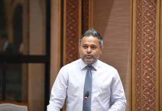ރައްޔިތުންގެ މަޖިލީހުގެ ޖަލްސާއަށް ހާޒިރުވެ މެންބަރުން ކުރެއްވި ސުވާލުތަކަށް ޝިޔާމް ޖަވާބު ދެއްވަނީ. --ފޮޓޯ | މަޖިލިސް