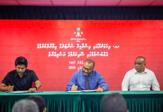 ހއ. އިހަވަންދޫ އިސްލާމީ މަރުކަޒުގެ މަސައްކަތް  ހަވާލުކޮށް، އެއްބަސްވުމުގައި ސޮއިކުރުން/ ފޮޓޯ: މިނިސްޓްރީ