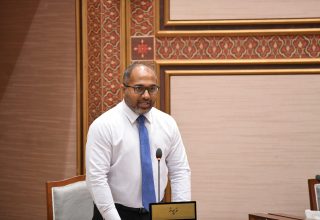 ހޯމް މިނިސްޓަރު އަލީ އިހުސާން ރައްޔިތުންގެ މަޖިލީހުގައި.