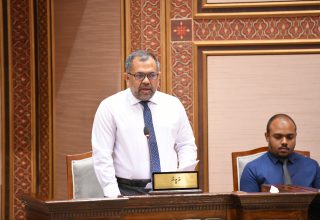 ފިނޭންސް މިނިސްޓަރު މޫސާ ޒަމީރު: ފޮޓޯ/ މަޖިލިސް