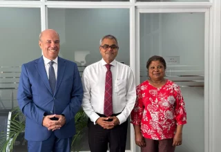ޔޫއެން އިންސާނީ ޙައްޤުތަކުގެ ކައުންސިލުގެ ރައީސް އެމްބެސެޑަރ އޯމަރ ޒްނީބަރު މިނިސްޓަރ ޠާރިޤު އިބްރާހިމަށް އިޙްތިރާމުގެ ޒިޔާރަތެއް ކުރެއްވުން.