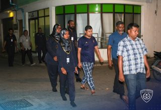 ގަވައިދާ ހިލާފަށް އުޅޭ ބިދޭސީން ހިފެހެއްޓުމަށް ކުރިޔަށް ގެންދާ ރެއިޑުތަކުގެ ތެރެއިން/ ފޮޓޯ: އިމިގްރޭޝަން